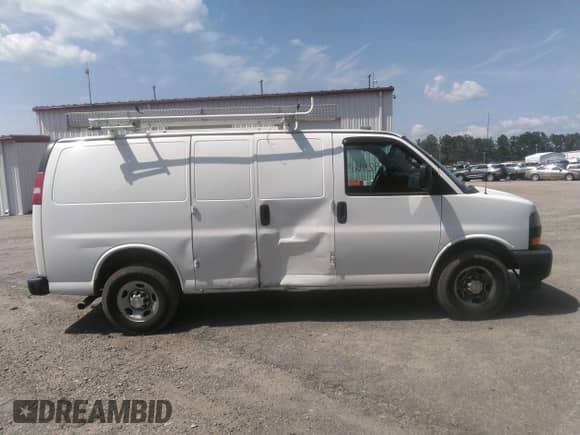 2019 Chevrolet Express Cargo z VIN 1GCWGAFPXK1240332, wystawiony jako IAAI lot #42846352 z przebiegiem 99 506 mil mil oraz . Historia ofert i sprzedaży dostępna na DreamBid. Obrazek 13.