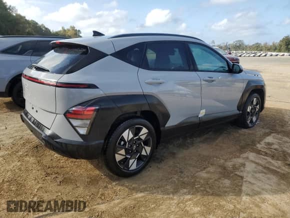 2024 Hyundai Kona SEL с VIN KM8HC3AB2RU092886, выставлен на аукционе Copart как лот 76201174 с пробегом 3 375 миль миль и На запчасти • Non repairable. История ставок и продаж доступна на DreamBid. Изображение 3.