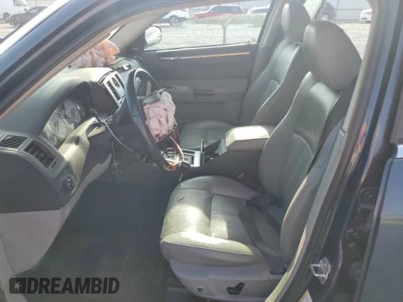 2007 Chrysler 300 C z VIN 2C3KA63H17H838798, wystawiony jako Copart lot #81667125 z przebiegiem 118 140 mil mil oraz Szkoda całkowita • Salvage title. Historia ofert i sprzedaży dostępna na DreamBid. Obrazek 7.