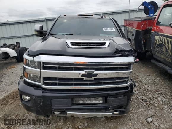 2018 Chevrolet Silverado 3500HD High Country с VIN 1GC4K1EY9JF126601, выставлен на аукционе Copart как лот 70416704 с пробегом 130 883 миль миль и На запчасти • Non repairable. История ставок и продаж доступна на DreamBid. Изображение 5.