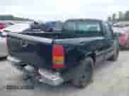 2000 Chevrolet Silverado 1500 z VIN 1GCEC14T7YZ313576, wystawiony jako IAAI lot #42131120 z przebiegiem 305 082 mil mil oraz . Historia ofert i sprzedaży dostępna na DreamBid. Obrazek 4.