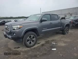 2017 Toyota Tacoma SR5 с VIN 5TFDZ5BN3HX016659, выставлен на аукционе Copart как лот 84539885 с пробегом Не указан миль и Списание • Salvage title. История ставок и продаж доступна на DreamBid. Изображение 1.