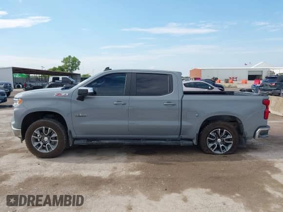 2024 Chevrolet Silverado 1500 LT z VIN 2GCUDDED0R1157361, wystawiony jako IAAI lot #43033954 z przebiegiem 54 137 mil mil oraz . Historia ofert i sprzedaży dostępna na DreamBid. Obrazek 14.
