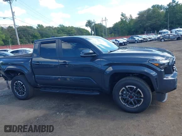 2025 Toyota Tacoma SR z VIN 3TMLB5JN9SM122113, wystawiony jako IAAI lot #43150778 z przebiegiem 3 655 mil mil oraz . Historia ofert i sprzedaży dostępna na DreamBid. Obrazek 13.