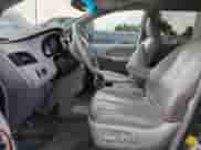 2012 Toyota Sienna XLE z VIN 5TDDK3DCXCS031999, wystawiony jako Copart lot #66875265 z przebiegiem 136 188 mil mil oraz Szkoda całkowita • Salvage title. Historia ofert i sprzedaży dostępna na DreamBid. Obrazek 7.