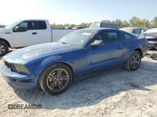 2007 Ford Mustang GT Deluxe z VIN 1ZVHT82H175216302, wystawiony jako Copart lot #82672865 z przebiegiem 249 721 mil mil oraz Szkoda całkowita • Salvage title. Historia ofert i sprzedaży dostępna na DreamBid. Obrazek 1.