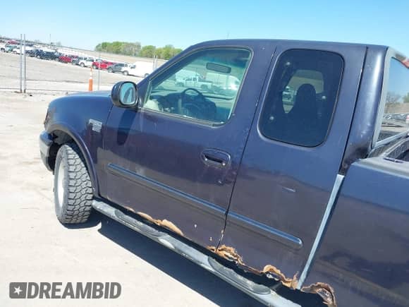 2000 Ford F-150 XL z VIN 1FTRX18LXYNB41132, wystawiony jako IAAI lot #42173717 z przebiegiem Nie podano mil oraz . Historia ofert i sprzedaży dostępna na DreamBid. Obrazek 14.