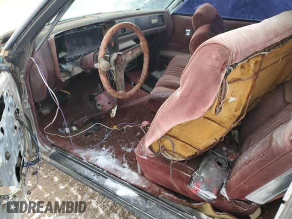 1983 Chevrolet Monte Carlo z VIN 1G1AZ37H5DR175751, wystawiony jako Copart lot #45337105 z przebiegiem 360 000 mil mil oraz Szkoda całkowita • Salvage title. Historia ofert i sprzedaży dostępna na DreamBid. Obrazek 8.