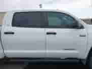 2017 Toyota Tundra SR5 z VIN 5TFDW5F17HX587703, wystawiony jako IAAI lot #43351528 z przebiegiem 127 936 mil mil oraz . Historia ofert i sprzedaży dostępna na DreamBid. Obrazek 14.