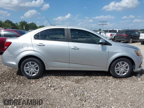 2017 Chevrolet Sonic LS z VIN 1G1JB5SH8H4155018, wystawiony jako IAAI lot #42830892 z przebiegiem 87 888 mil mil oraz . Historia ofert i sprzedaży dostępna na DreamBid. Obrazek 14.