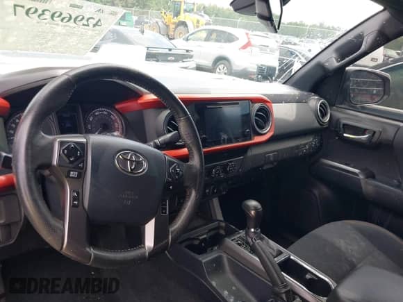 2019 Toyota Tacoma SR z VIN 3TMCZ5AN8KM287646, wystawiony jako IAAI lot #42969397 z przebiegiem 100 562 mil mil oraz . Historia ofert i sprzedaży dostępna na DreamBid. Obrazek 5.