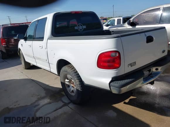 2002 Ford F-150 XLT z VIN 1FTRW07662KC45294, wystawiony jako IAAI lot #42862479 z przebiegiem 155 069 mil mil oraz . Historia ofert i sprzedaży dostępna na DreamBid. Obrazek 3.