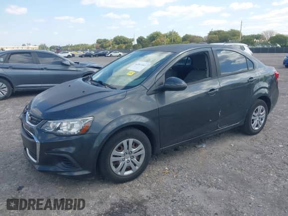 2017 Chevrolet Sonic LS z VIN 1G1JB5SH0H4134048, wystawiony jako IAAI lot #42067063 z przebiegiem 58 436 mil mil oraz . Historia ofert i sprzedaży dostępna na DreamBid. Obrazek 2.