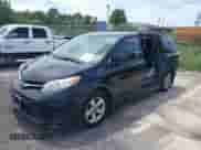 2019 Toyota Sienna LE Auto Access Seat z VIN 5TDKZ3DC5KS016148, wystawiony jako IAAI lot #43114678 z przebiegiem 259 719 mil mil oraz . Historia ofert i sprzedaży dostępna na DreamBid. Obrazek 2.