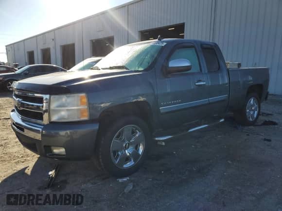 2011 Chevrolet Silverado 1500 LT z VIN 1GCRCSE02BZ246081, wystawiony jako Copart lot #86460425 z przebiegiem 182 417 mil mil oraz Szkoda całkowita • Salvage title. Historia ofert i sprzedaży dostępna na DreamBid. Obrazek 1.