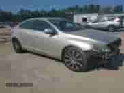 2018 Volvo S60 Inscription Platinum z VIN LYV402TM8JB157307, wystawiony jako Copart lot #81126285 z przebiegiem 95 220 mil mil oraz Szkoda całkowita • Salvage title. Historia ofert i sprzedaży dostępna na DreamBid. Obrazek 4.