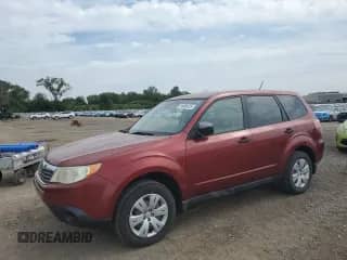 2010 Subaru Forester X z VIN JF2SH6AC1AH744207, wystawiony jako Copart lot #81000475 z przebiegiem 138 751 mil mil oraz Czysty tytuł • Clean title. Historia ofert i sprzedaży dostępna na DreamBid. Obrazek 1.