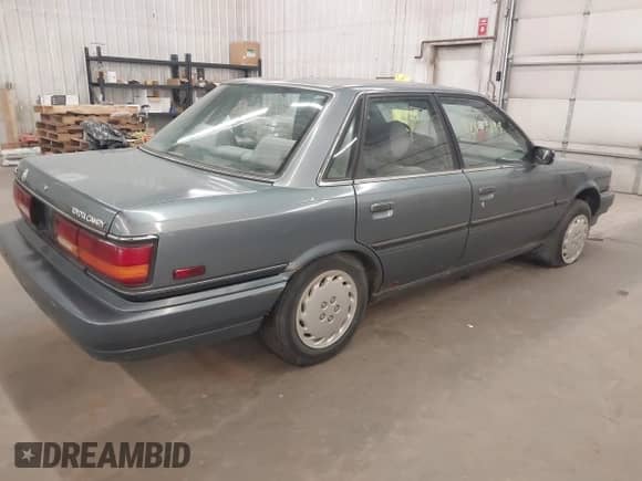 1991 Toyota Camry DLX z VIN 4T1SV21E1MU391430, wystawiony jako IAAI lot #42897399 z przebiegiem 151 914 mil mil oraz . Historia ofert i sprzedaży dostępna na DreamBid. Obrazek 4.