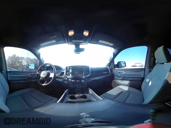 2022 Ram 1500 Big Horn z VIN 1C6RREBT3NN442466, wystawiony jako IAAI lot #40734114 z przebiegiem 22 586 mil mil oraz . Historia ofert i sprzedaży dostępna na DreamBid. Obrazek 21.