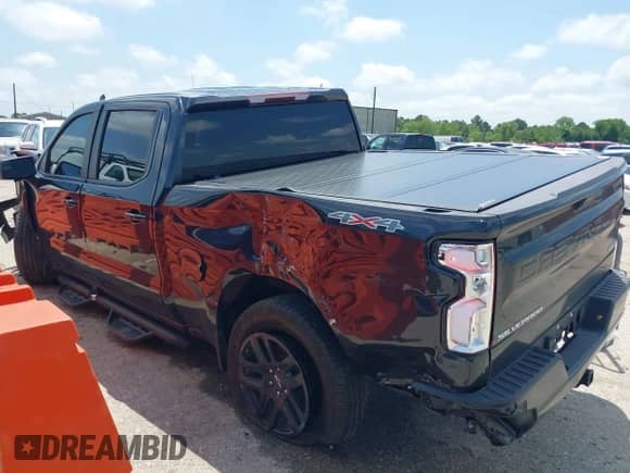 2022 Chevrolet Silverado 1500 RST z VIN 1GCUDEET6NZ610302, wystawiony jako IAAI lot #42176569 z przebiegiem 113 137 mil mil oraz . Historia ofert i sprzedaży dostępna na DreamBid. Obrazek 3.