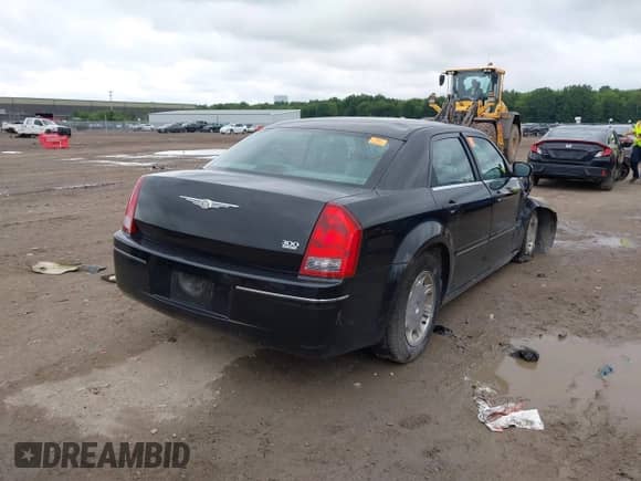 2005 Chrysler 300 Touring с VIN 2C3JA53G35H512172, выставлен на аукционе IAAI как лот 42964507 с пробегом 142 404 миль миль и . История ставок и продаж доступна на DreamBid. Изображение 4.