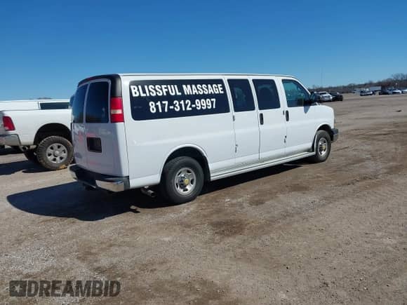 2004 Chevrolet Express Passenger with VIN 1GAHG39U641227112, listed as a IAAI auction lot 41709992 with 291,619 mi miles and . Bid and sale history available at DreamBid. Image 4.