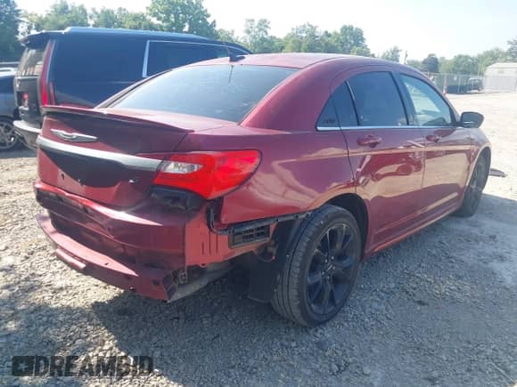 2014 Chrysler 200 Touring z VIN 1C3CCBBG4EN178616, wystawiony jako IAAI lot #42997195 z przebiegiem 122 647 mil mil oraz . Historia ofert i sprzedaży dostępna na DreamBid. Obrazek 4.