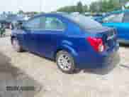 2013 Chevrolet Sonic LT z VIN 1G1JC5SH9D4172157, wystawiony jako IAAI lot #42797810 z przebiegiem 177 243 mil mil oraz . Historia ofert i sprzedaży dostępna na DreamBid. Obrazek 3.