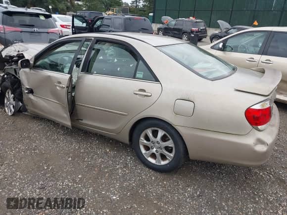 2005 Toyota Camry XLE with VIN 4T1BF30K55U106627, listed as a IAAI auction lot 43237399 with 216,571 mi miles and . Bid and sale history available at DreamBid. Image 3.