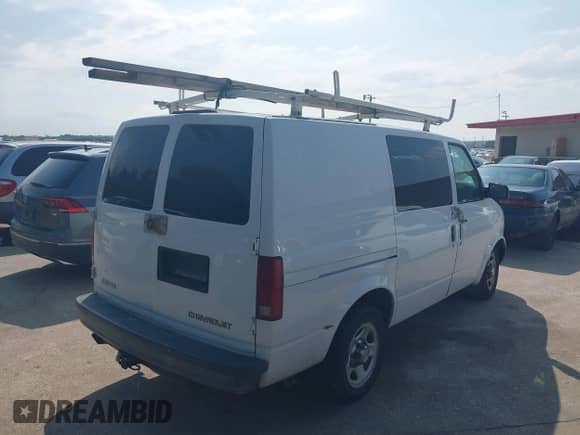 2003 Chevrolet Astro Cargo z VIN 1GCDM19X23B127854, wystawiony jako IAAI lot #42398731 z przebiegiem 174 380 mil mil oraz . Historia ofert i sprzedaży dostępna na DreamBid. Obrazek 4.