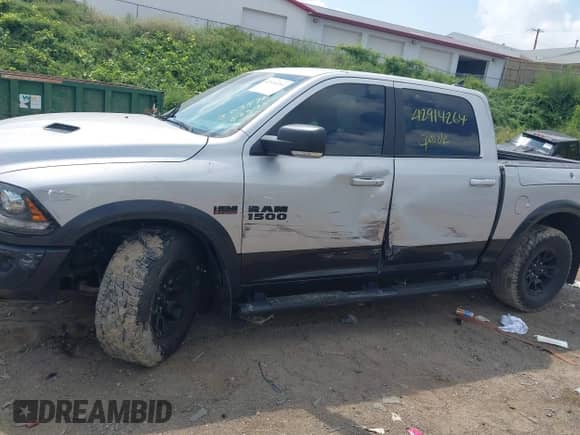 2017 Ram 1500 Rebel z VIN 1C6RR7YT2HS803629, wystawiony jako IAAI lot #42914264 z przebiegiem 76 836 mil mil oraz . Historia ofert i sprzedaży dostępna na DreamBid. Obrazek 6.