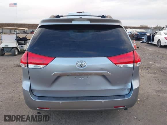 2012 Toyota Sienna XLE AAS z VIN 5TDYK3DC4CS179423, wystawiony jako IAAI lot #43422649 z przebiegiem 131 060 mil mil oraz . Historia ofert i sprzedaży dostępna na DreamBid. Obrazek 16.
