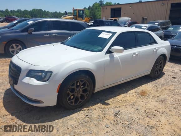 2015 Chrysler 300 S с VIN 2C3CCAGG3FH884568, выставлен на аукционе IAAI как лот 42564100 с пробегом 111 563 миль миль и . История ставок и продаж доступна на DreamBid. Изображение 2.