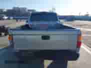 2004 Toyota Tacoma PreRunner z VIN 5TENM92N74Z315147, wystawiony jako IAAI lot #43494145 z przebiegiem 300 130 mil mil oraz . Historia ofert i sprzedaży dostępna na DreamBid. Obrazek 16.