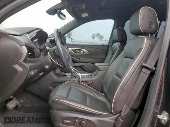 2023 Chevrolet Traverse Premier z VIN 1GNERKKW4PJ178661, wystawiony jako Copart lot #63104075 z przebiegiem 35 802 mil mil oraz Czysty tytuł • Clean title. Historia ofert i sprzedaży dostępna na DreamBid. Obrazek 7.