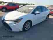 2024 Toyota Corolla LE z VIN 5YFB4MDE2RP100873, wystawiony jako IAAI lot #43303236 z przebiegiem 46 083 mil mil oraz . Historia ofert i sprzedaży dostępna na DreamBid. Obrazek 2.