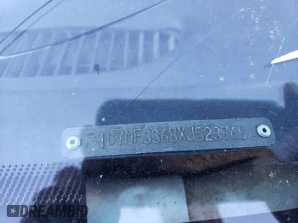 1999 Dodge 3500 z VIN 1B7MF3368XJ523868, wystawiony jako Copart lot #81302514 z przebiegiem 236 339 mil mil oraz Czysty tytuł • Clean title. Historia ofert i sprzedaży dostępna na DreamBid. Obrazek 12.