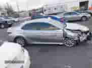 2021 Toyota Camry LE z VIN 4T1C11AK7MU545056, wystawiony jako IAAI lot #41264701 z przebiegiem 59 306 mil mil oraz . Historia ofert i sprzedaży dostępna na DreamBid. Obrazek 13.