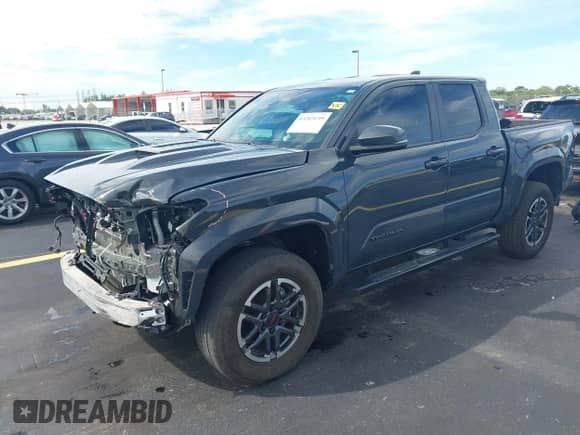 2024 Toyota Tacoma SR5 z VIN 3TYKB5FN6RT007410, wystawiony jako IAAI lot #43205199 z przebiegiem 26 768 mil mil oraz . Historia ofert i sprzedaży dostępna na DreamBid. Obrazek 18.