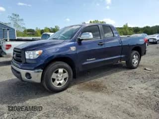 2010 Toyota Tundra с VIN 5TFUY5F14AX136924, выставлен на аукционе Copart как лот 70031255 с пробегом 273 578 миль миль и Чистый • Clean title. История ставок и продаж доступна на DreamBid. Изображение 1.
