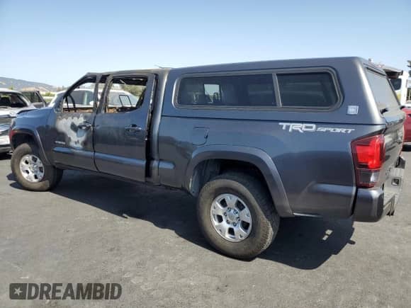 2018 Toyota Tacoma SR5 z VIN 3TMBZ5DN9JM017024, wystawiony jako Copart lot #60479765 z przebiegiem Nie podano mil oraz Nie do naprawy • Non repairable. Historia ofert i sprzedaży dostępna na DreamBid. Obrazek 2.