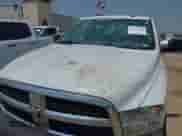 2018 Ram 1500 Tradesman z VIN 3C6JR6DT9JG234210, wystawiony jako IAAI lot #42235588 z przebiegiem 102 689 mil mil oraz . Historia ofert i sprzedaży dostępna na DreamBid. Obrazek 6.