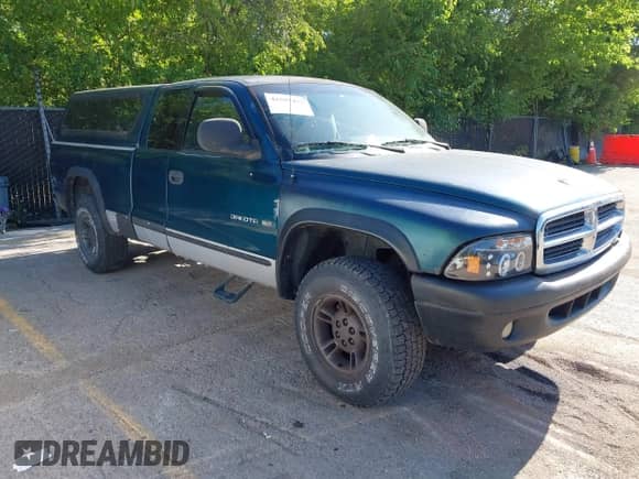 1999 Dodge Dakota SLT with VIN 1B7GG22X3XS104979, listed as a IAAI auction lot 42599452 with 184,389 mi miles and . Bid and sale history available at DreamBid. Image 1.