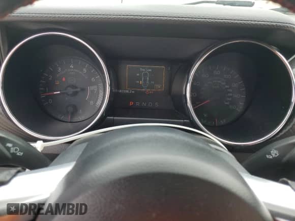 2015 Ford Mustang V6 z VIN 1FATP8EM5F5335792, wystawiony jako Copart lot #81310005 z przebiegiem 81 596 mil mil oraz Szkoda całkowita • Salvage title. Historia ofert i sprzedaży dostępna na DreamBid. Obrazek 9.