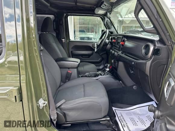 2022 Jeep Wrangler Unlimited Willys z VIN 1C4HJXDN6NW195685, wystawiony jako Copart lot #87094405 z przebiegiem 142 158 mil mil oraz Czysty tytuł • Clean title. Historia ofert i sprzedaży dostępna na DreamBid. Obrazek 5.