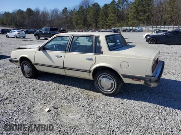 1985 Chevrolet Celebrity с VIN 1G1AW19R8F6308705, выставлен на аукционе Copart как лот 42148305 с пробегом 91 840 миль миль и На запчасти • Non repairable. История ставок и продаж доступна на DreamBid. Изображение 2.