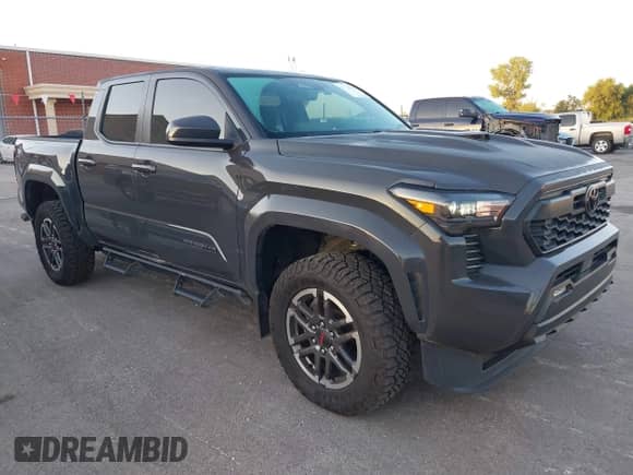 2024 Toyota Tacoma SR5 z VIN 3TMLB5JN8RM080821, wystawiony jako IAAI lot #43198796 z przebiegiem 13 169 mil mil oraz . Historia ofert i sprzedaży dostępna na DreamBid. Obrazek 1.