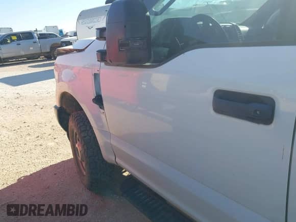 2019 Ford F-250 XL z VIN 1FD7X2B61KEE36543, wystawiony jako IAAI lot #43283113 z przebiegiem 164 926 mil mil oraz . Historia ofert i sprzedaży dostępna na DreamBid. Obrazek 6.