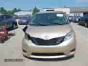 2013 Toyota Sienna L z VIN 5TDZK3DC3DS321573, wystawiony jako IAAI lot #42948394 z przebiegiem 98 780 mil mil oraz . Historia ofert i sprzedaży dostępna na DreamBid. Obrazek 12.