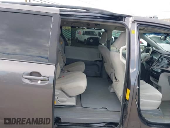 2012 Toyota Sienna LE AAS z VIN 5TDKK3DC8CS271513, wystawiony jako IAAI lot #43429254 z przebiegiem 259 457 mil mil oraz . Historia ofert i sprzedaży dostępna na DreamBid. Obrazek 8.